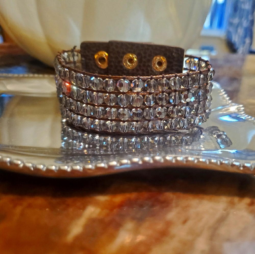 Shiny, striking, buttoned bracelet